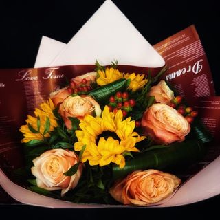 Bukiet z różami i słoneczniką