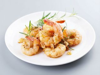 Pikantne krewetki na maśle roślinnym z czosnkiem