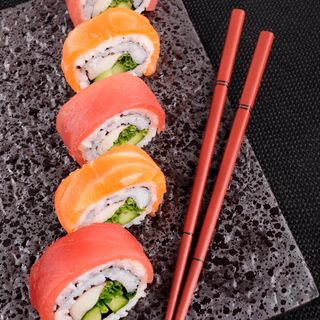 Futomaki sashimi z łososiem