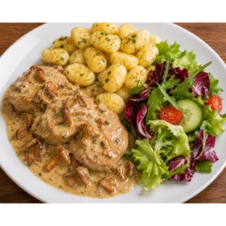 Polędwiczki wieprzowe w sosie śmietanowo - kurkowym, gnocchi, mix sałat