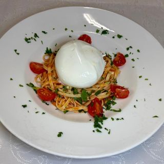Domowy makaron z sosem pomidorowym i burratą