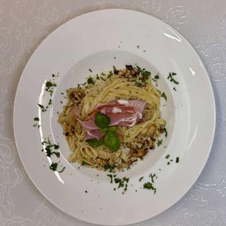 Domowy makaron z szynką i marynowaną gruszką