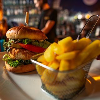Burger wołowy z serem camembert i frytkami