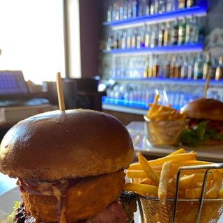 Burger wege z serem camembert i frytkami
