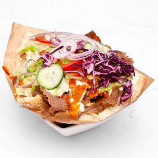 Kebab w bułce z frytkami i surówki