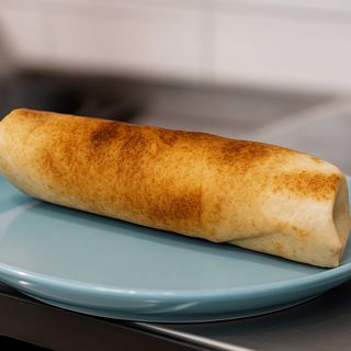 Rollo frytkami i surówka