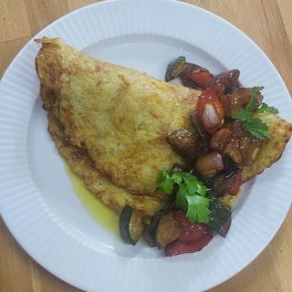 Placek ziemniaczany z gulaszem