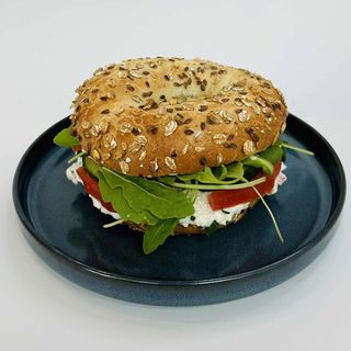 Bajgiel z jajkiem i boczkiem