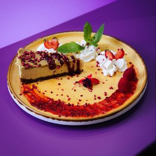 Sernik pistacjowo - malinowy