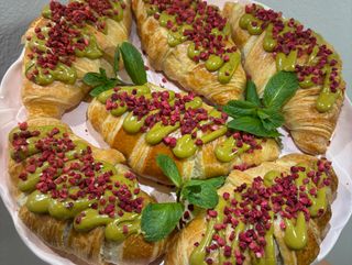 Croissant pistacjowy z maliną