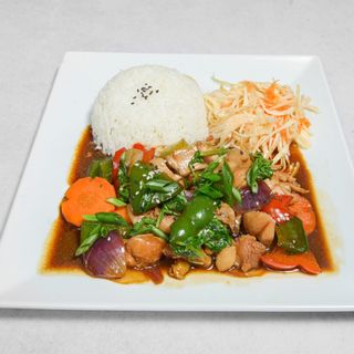 Danie po tajsku z bazylią