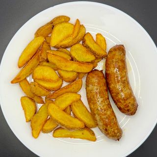 Biała kiełbasa z frytkami i kiszoną kapustą