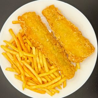 Ryba z frytkami i sałatką z marchewką