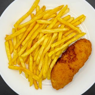 Kotlet Devolay z serem i frytkami, sałatką z marchewką