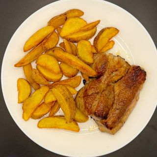 Stek z karkówki z frytkami i sałatką z marchewką