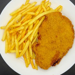 Schabowy z frytkami i sałatką z marchewką