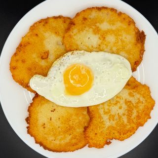 Placki ziemniaczane z jajecznica / Draniki