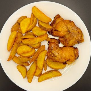 Udka z kurczaka z frytkami i sałatką z marchewką