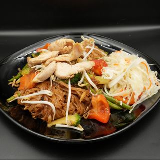 Makaron smażony z kurczakiem