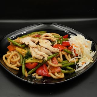 Udon w sosie z kurczakiem