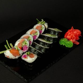 Futomaki z łososiem wędzonym 12 szt