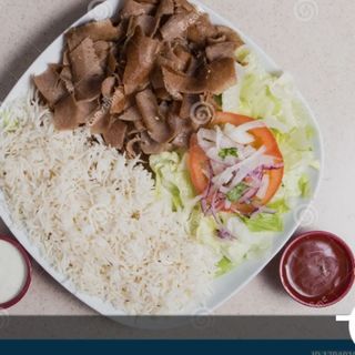 Kebab na talerzu z  ryzem