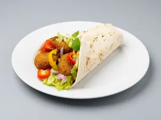 Średni na cienkim falafel