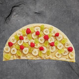 Naleśnik z pastą orzechową i owocami