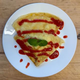 Naleśniki z twarogiem i sosem truskawkowym