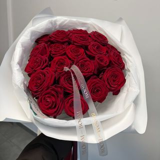 Elegancki bukiet czerwonych róż | rozmiar M