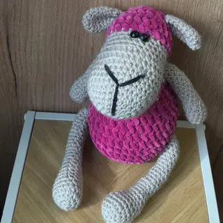 Maskotka handmade – Różowa Owieczka na szydełku