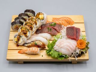 Mixed sushi set