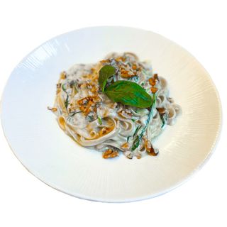 Tagliatelle ze szpinakiem i orzechami włoskimi