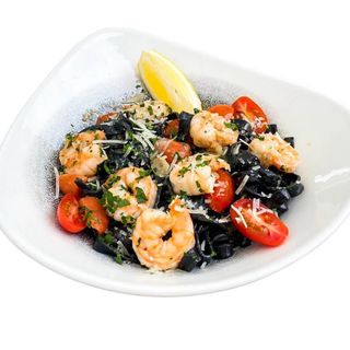 Czarne tagliatelle z krewetkami i pomidorkami koktajlowymi