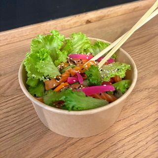 Sushi bowl z łososiem wędzonym