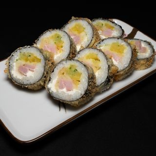 Futomaki z tuńczykiem w tempurze na gorąco