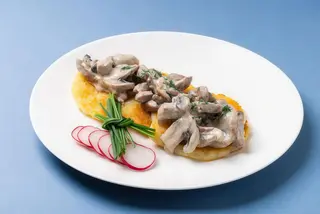 Placki ziemniaczane z polędwiczką i pieczarkami 3 szt.