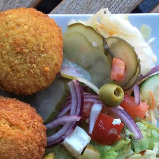 Sałatka z falafelem