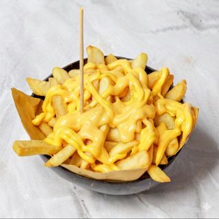 Frytki z sosem serowym