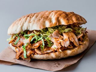 Duża bułka z frytkami