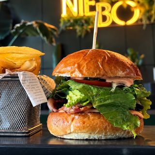 Smash burger z karmelizowaną cebulką