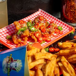 M (600 g | 16 kawałków | 2sos | 2 małe Frytki)