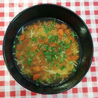 rosół drobiowy z pielmieni