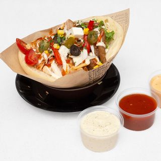 Bułka z mięsem i surówką