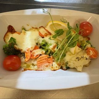 Dorsz z pieca z warzywami i mozzarella z frytkami i mix sałat 470g