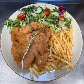 Kotlet drobiowy z frytkami i mix sałat 450g