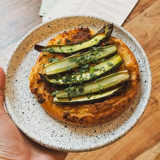 Bułeczka z serkiem, szparagami i czerwonym pesto