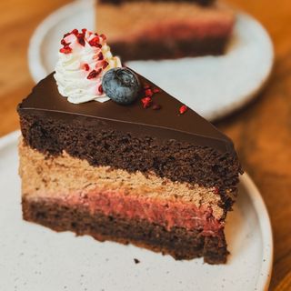 Torcik podwójnie czekoladowy z malinami