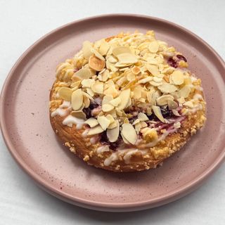 Drożdżówka wiśnie-migdały