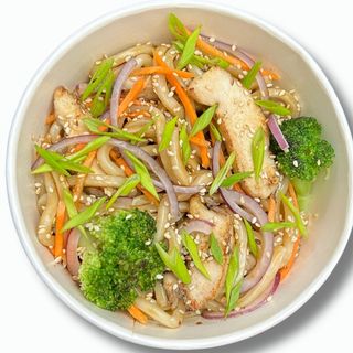 Udon z kurczakiem i warzywami